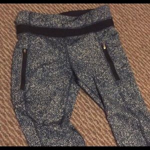Lululemon Blue Print Crop Leggings. Size 4.